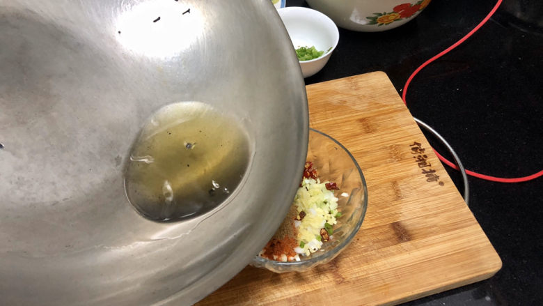 凉拌芥菜丝➕春到人间草木知,热油分次浇在碗中，搅拌均匀