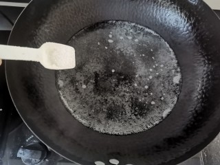 糖醋藕丁,锅里水烧开加入少许盐