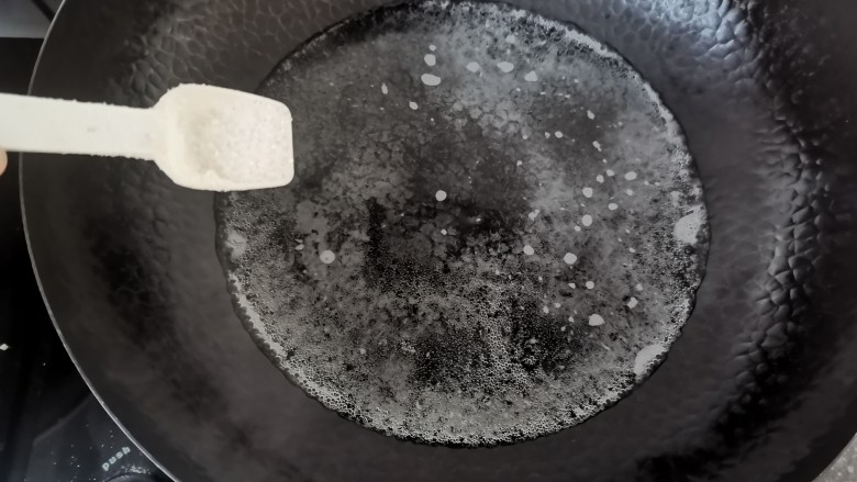 糖醋藕丁,锅里水烧开加入少许盐