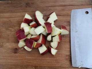 苹果银耳红枣汤,把苹果切成小块，备用