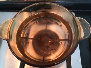 苹果银耳红枣汤,锅中加水