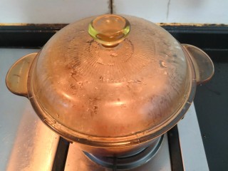苹果银耳红枣汤,盖上盖子，大火烧煮，煮开后关小火焖40分钟