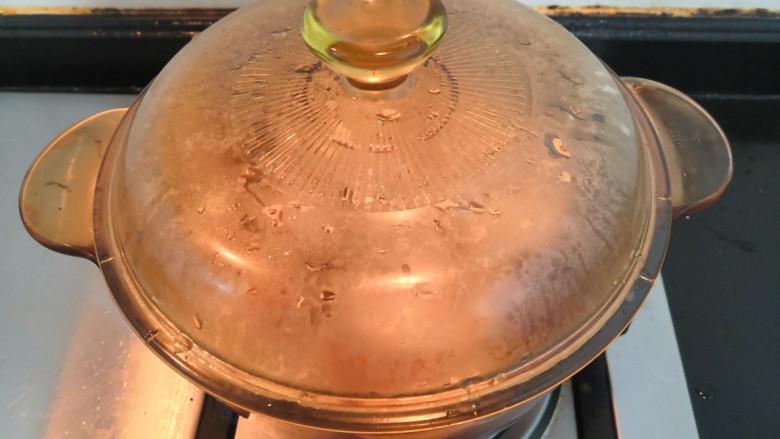 苹果银耳红枣汤,盖上盖子，大火烧煮，煮开后关小火焖40分钟
