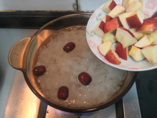 苹果银耳红枣汤,时间到，加入苹果块