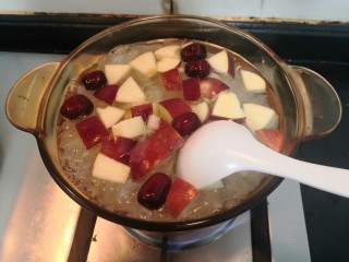 苹果银耳红枣汤,用勺子，搅拌均匀，大火烧开