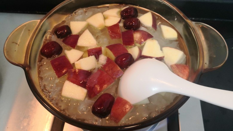 苹果银耳红枣汤,用勺子，搅拌均匀，大火烧开