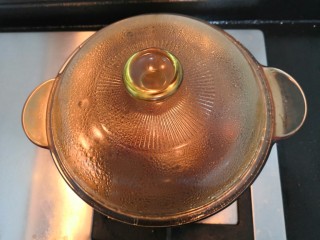 苹果银耳红枣汤,烧开后，关小火焖5分钟