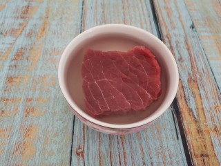 芦笋炒牛肉,牛肉放水里浸泡30分钟