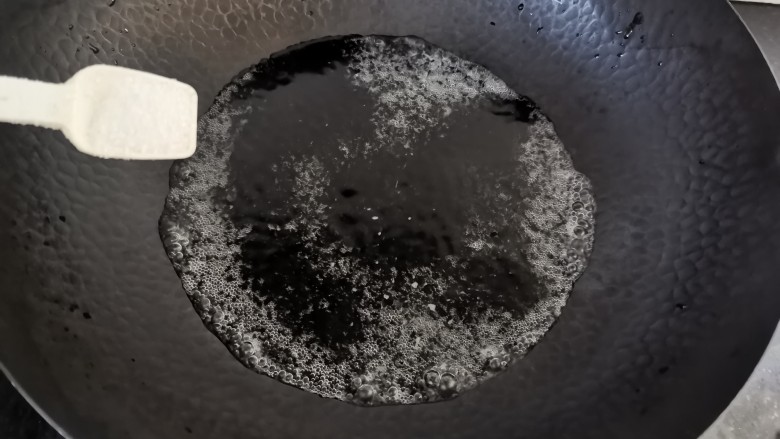 芦笋炒牛肉,锅里水烧开加入适量的盐