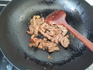 芦笋炒牛肉,炒至牛肉变色
