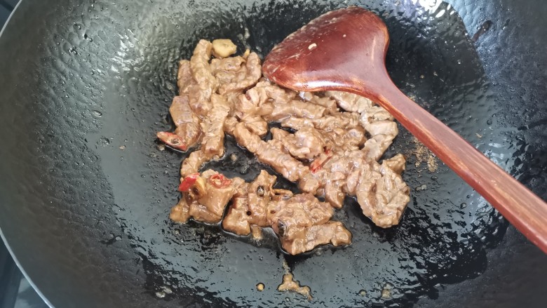 芦笋炒牛肉,炒至牛肉变色