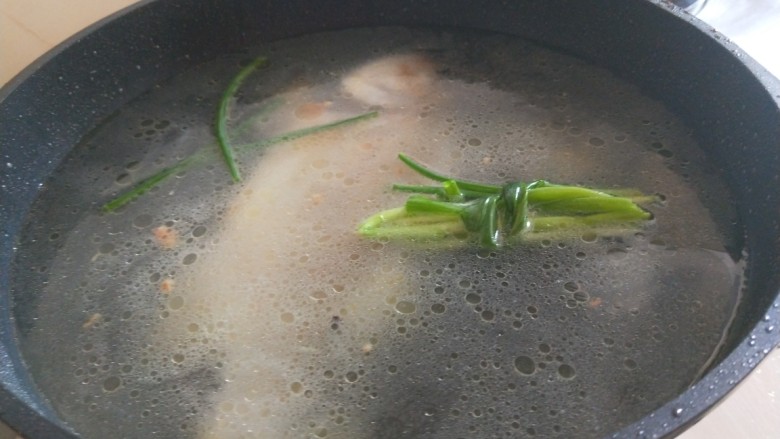 鲫鱼萝卜丝汤,倒入一壶冷水，加两颗香葱，姜片。