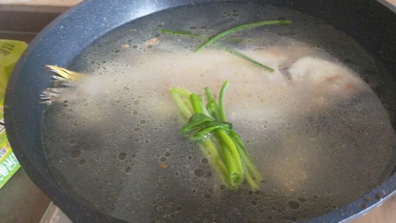 鲫鱼萝卜丝汤,开锅撇去油汁。