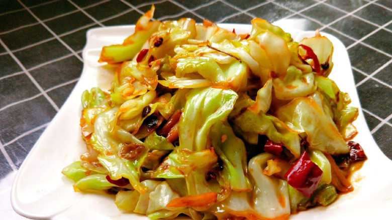 爆炒卷心菜,这是用辣椒炒的卷心菜，能吃辣的亲就可以在爆锅的时候加入辣椒炒。