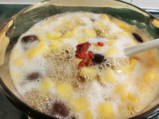苹果银耳红枣汤,最后放入几粒枸杞就可以关火了。