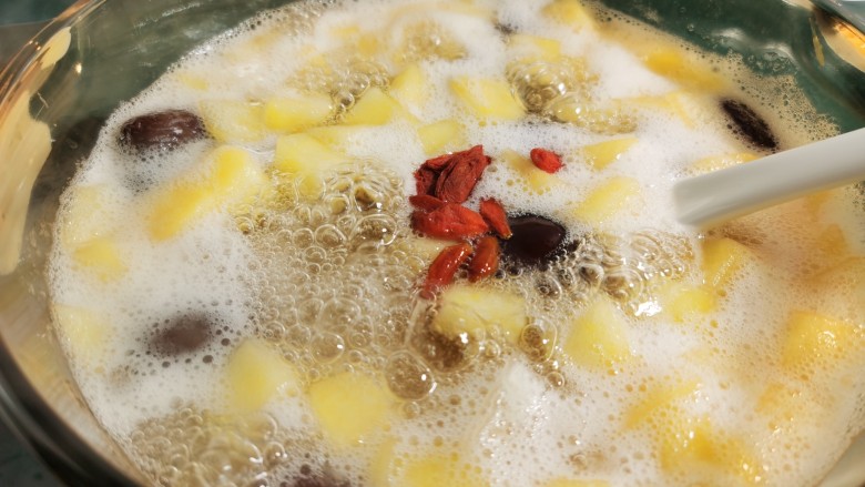 苹果银耳红枣汤,最后放入几粒枸杞就可以关火了。