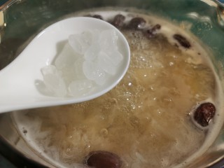 苹果银耳红枣汤,这时可以放入冰糖。