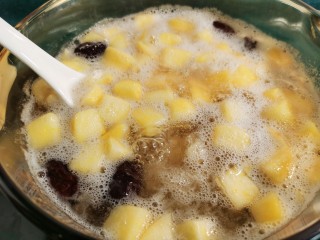 苹果银耳红枣汤,将苹果块放入锅里，稍微煮一会儿就可以了，苹果也不要煮的太烂。
