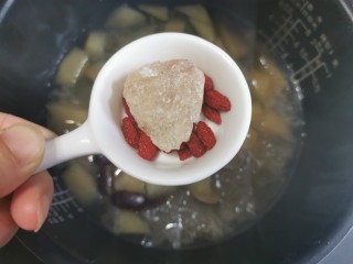 苹果银耳红枣汤,加入冰糖和枸杞