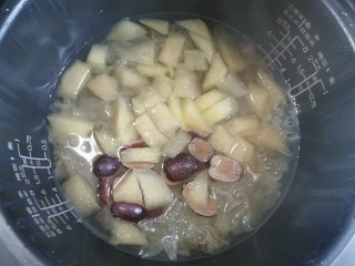 苹果银耳红枣汤,继续煮20分钟