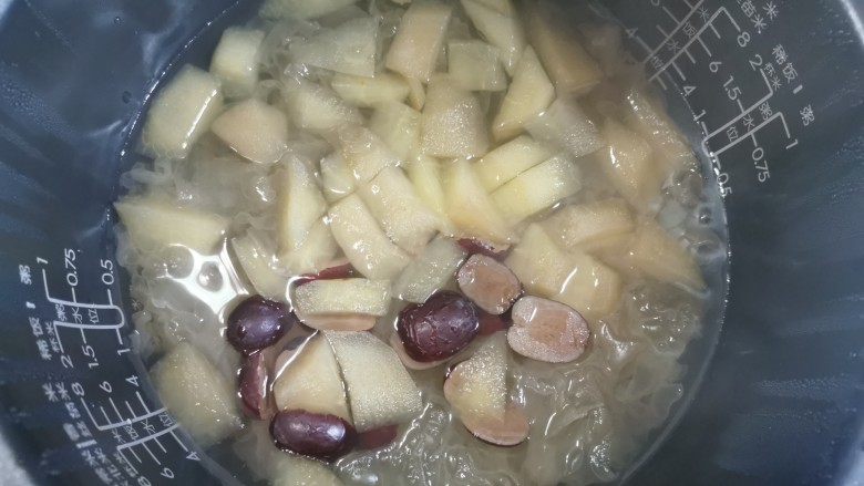 苹果银耳红枣汤,继续煮20分钟