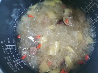 苹果银耳红枣汤,焖煮5分钟