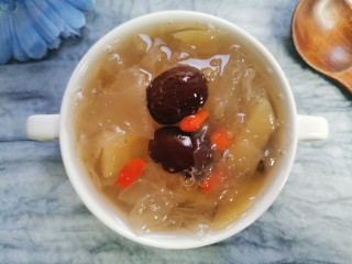 苹果银耳红枣汤,润肤养颜的苹果银耳红枣汤就完成了