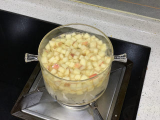 苹果银耳红枣汤,放入苹果，盖上锅盖，大火煮开后转小火煮10分钟，喜欢粘稠口感的可以增长时间