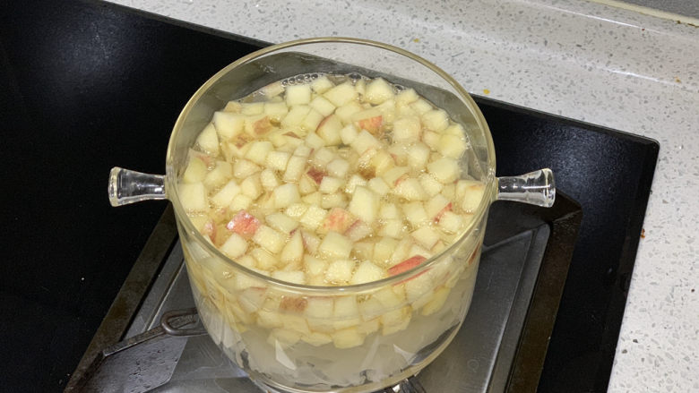 苹果银耳红枣汤,放入苹果，盖上锅盖，大火煮开后转小火煮10分钟，喜欢粘稠口感的可以增长时间