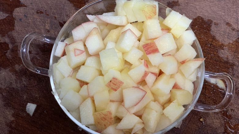 苹果银耳红枣汤,把果肉切成小丁