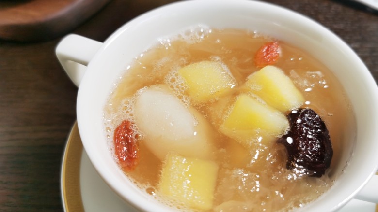 苹果银耳红枣汤,喜欢的试试吧！