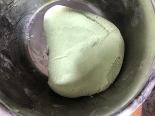 蛋黄肉松青团,把澄面团放到糯米团里，用手按压揉匀即可。