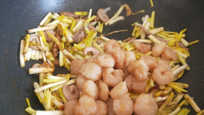 韭黄炒肉丝,加入一把小虾仁翻炒，虾仁是熟的所以最后放。