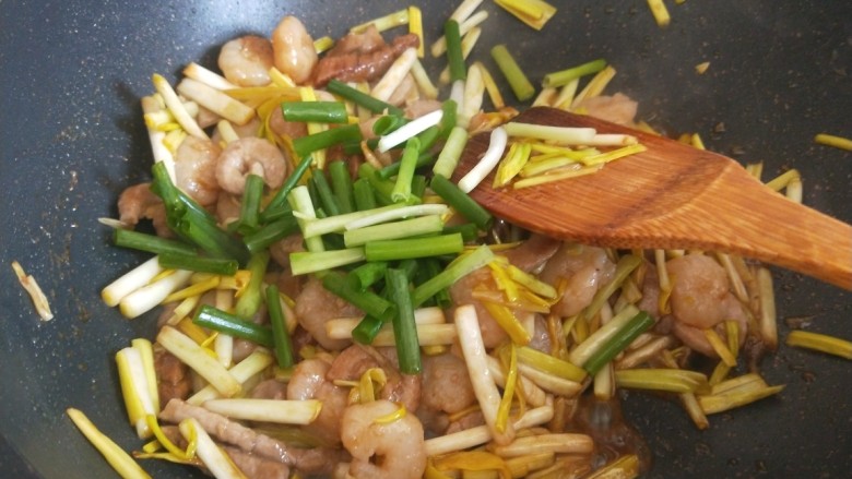 韭黄炒肉丝,加入香葱段。
