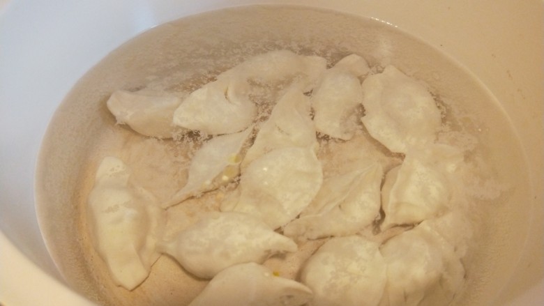 芥菜饺子,煮开锅加入冷水在烧开即可。