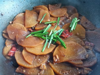 红烧萝卜,撒蒜叶出锅，简单又美味！