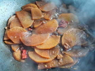 红烧萝卜,大火煮沸转小火焖煮10分钟左右，