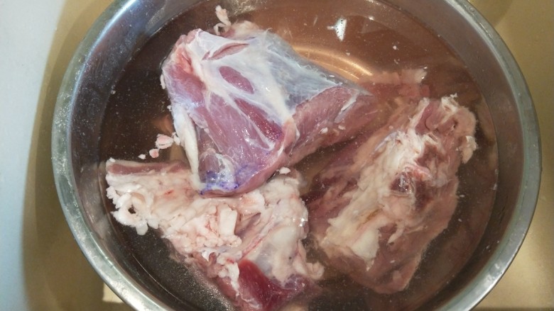 酸菜炖羊肉,先泡后洗。