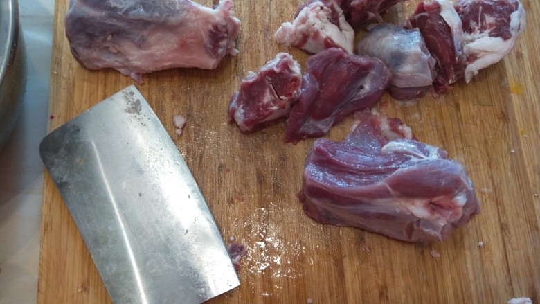 酸菜炖羊肉,切成小块。