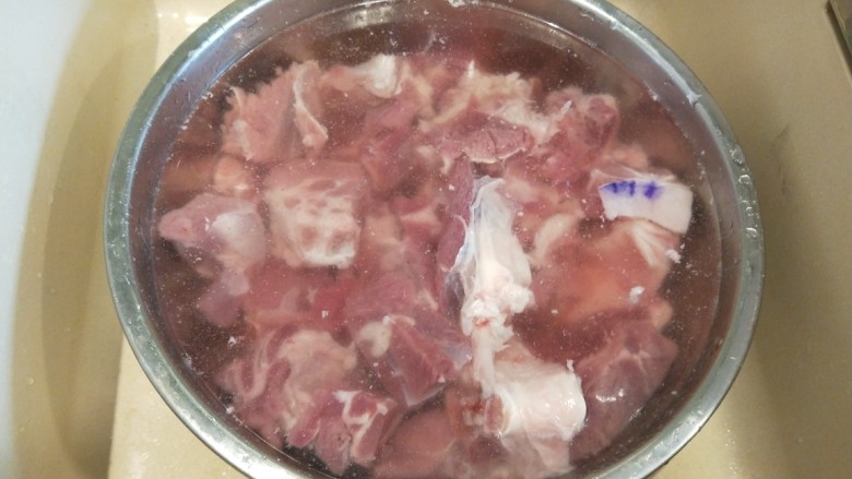 酸菜炖羊肉,加满水在泡一小时。