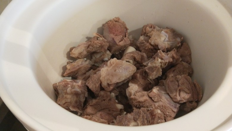 酸菜炖羊肉,羊肉放入砂锅。
