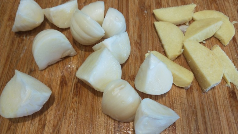酸菜炖羊肉,大蒜切换块。