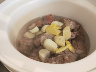 酸菜炖羊肉,按煮汤键。