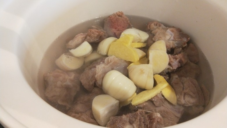 酸菜炖羊肉,按煮汤键。