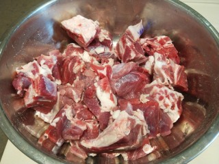 酸菜炖羊肉,装入盆中。