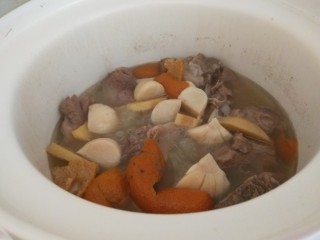 酸菜炖羊肉,放入锅中。