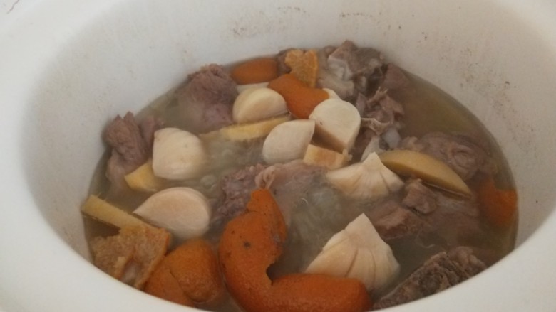 酸菜炖羊肉,放入锅中。