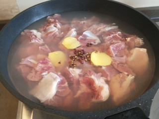 酸菜炖羊肉,加入花椒，姜片，料酒，烧开。