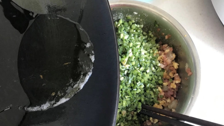 韭菜猪肉馅水饺,加入熟油，熟油是晾凉的，不是滚烫的倒入。