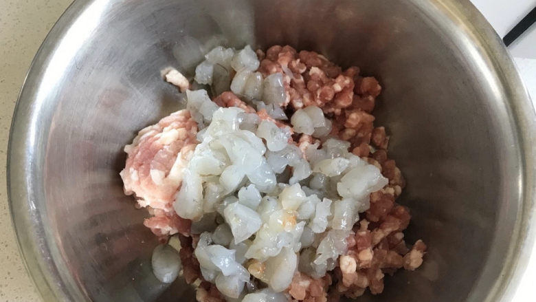 韭菜猪肉馅水饺,加入切成小块的虾肉。